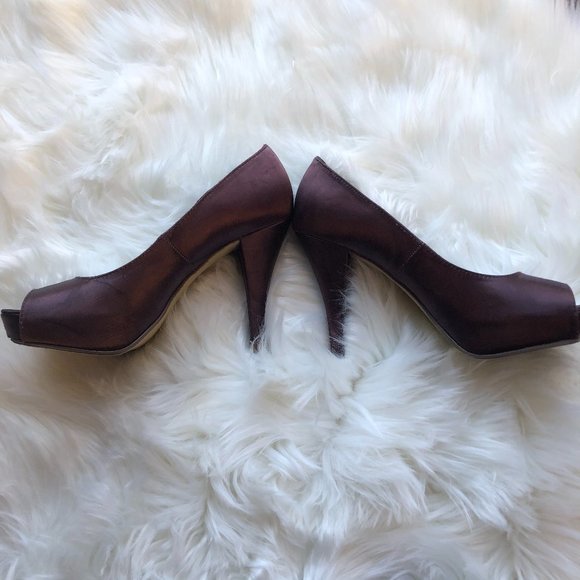 Michaelangelo "Paloma" Dyeable Heels - Picture 4 of 12